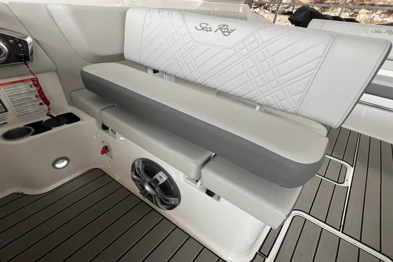 Slide: The Image of Sea Ray SDX 270 Surf 2025 - 21