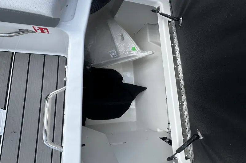 Slide: The Image of Sea Ray SDX 270 Surf 2025 - 43