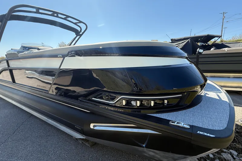 Slide: The Image of Harris Grand Mariner 250 2025 - 0