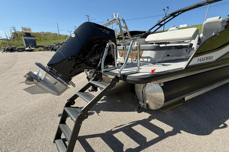 Slide: The Image of Harris Grand Mariner 250 2025 - 12