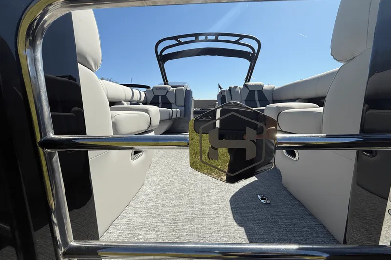 Slide: The Image of Harris Grand Mariner 250 2025 - 16