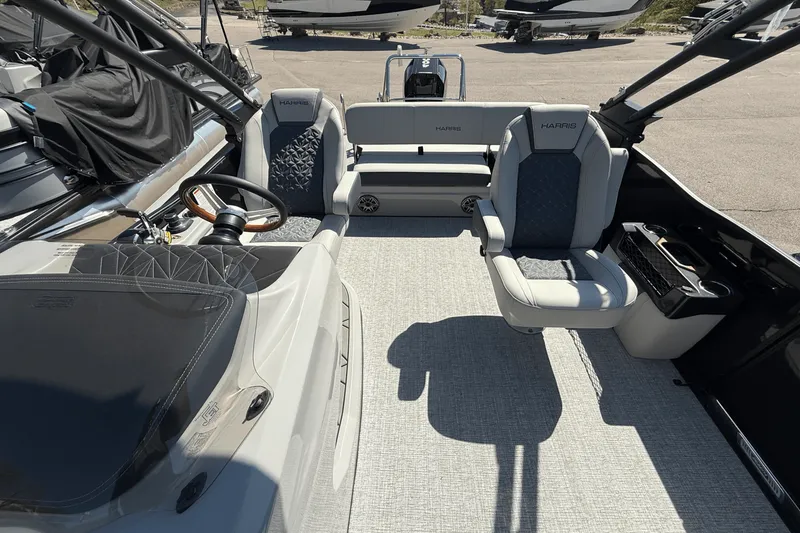 Slide: The Image of Harris Grand Mariner 250 2025 - 17