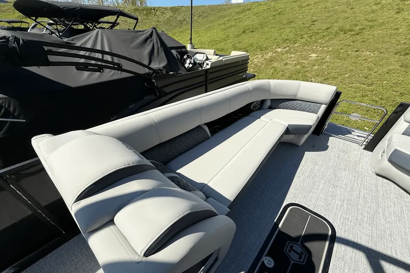 Slide: The Image of Harris Grand Mariner 250 2025 - 18