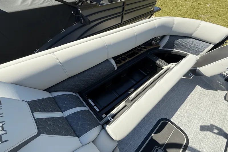 Slide: The Image of Harris Grand Mariner 250 2025 - 19