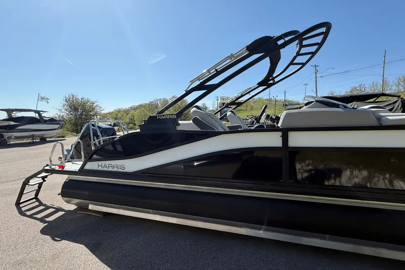 Slide: The Image of Harris Grand Mariner 250 2025 - 2