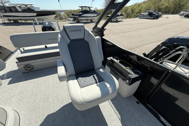 Slide: The Image of Harris Grand Mariner 250 2025 - 20