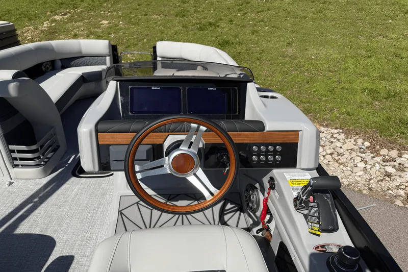 Slide: The Image of Harris Grand Mariner 250 2025 - 21