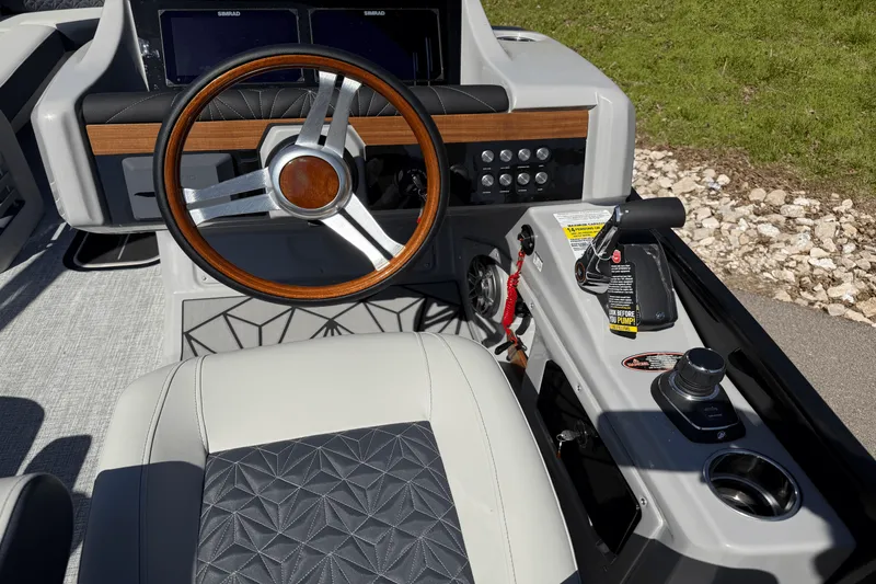 Slide: The Image of Harris Grand Mariner 250 2025 - 22