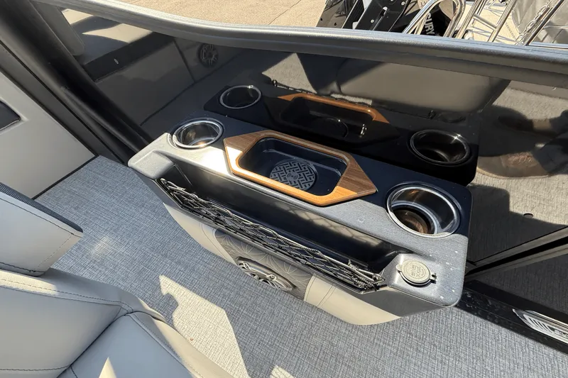 Slide: The Image of Harris Grand Mariner 250 2025 - 23