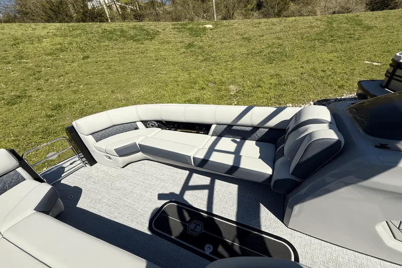 Slide: The Image of Harris Grand Mariner 250 2025 - 27