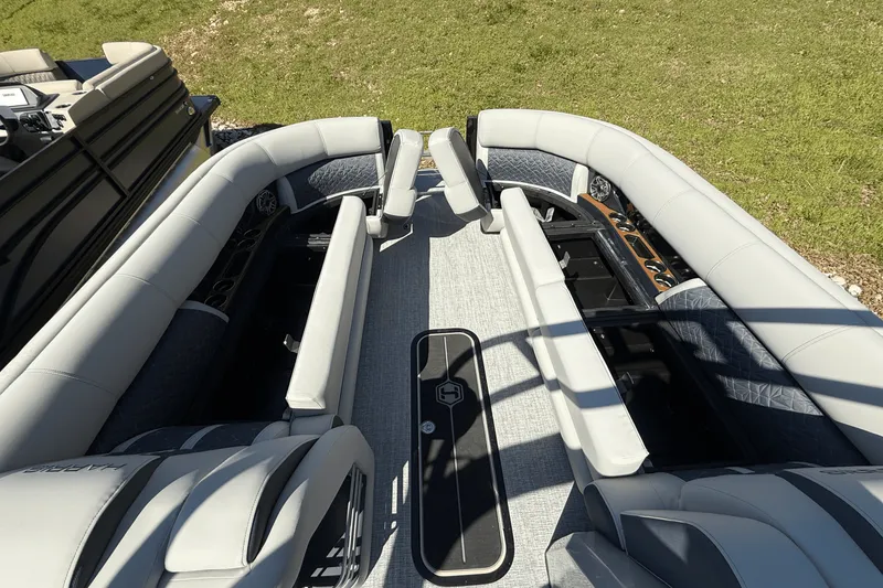 Slide: The Image of Harris Grand Mariner 250 2025 - 28