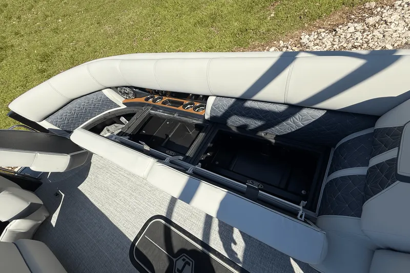 Slide: The Image of Harris Grand Mariner 250 2025 - 29