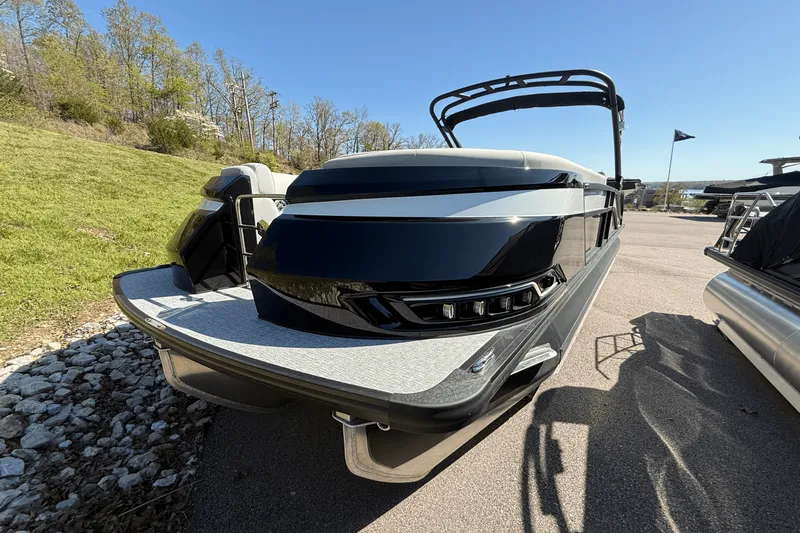 Slide: The Image of Harris Grand Mariner 250 2025 - 4