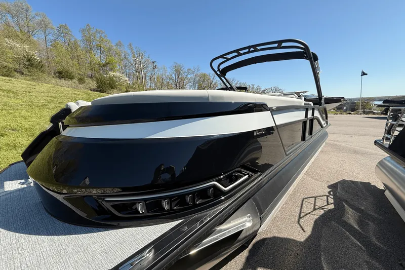 Slide: The Image of Harris Grand Mariner 250 2025 - 5