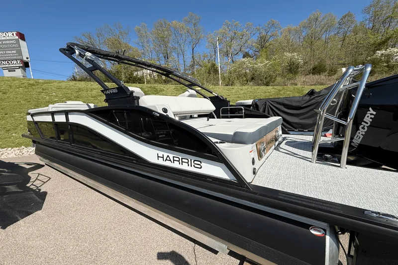 Slide: The Image of Harris Grand Mariner 250 2025 - 6