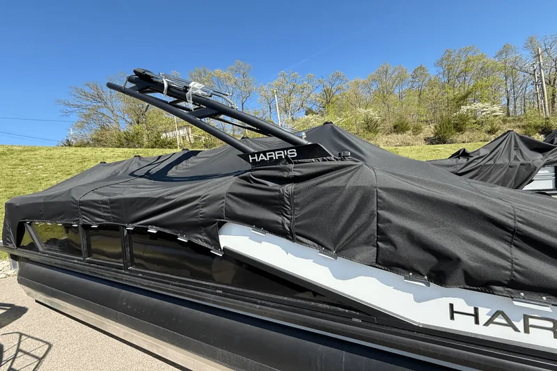 Slide: The Image of Harris Grand Mariner 250 2025 - 7