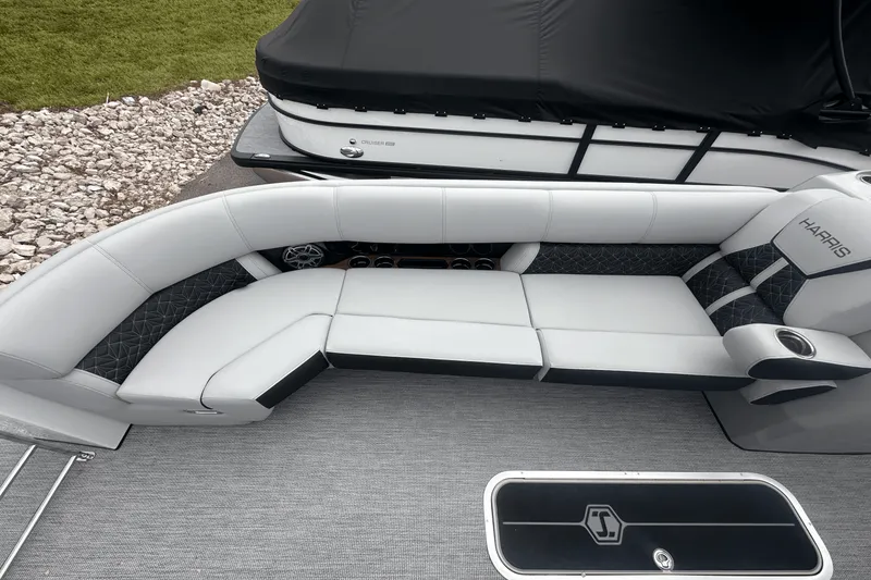 Slide: The Image of Harris Grand Mariner 250 2025 - 12