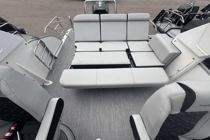 Slide: The Image of Harris Grand Mariner 250 2025 - 15