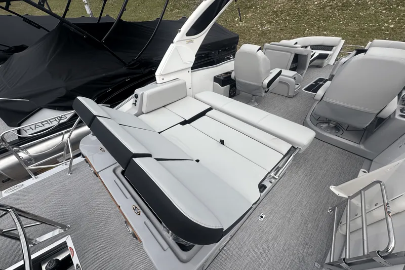 Slide: The Image of Harris Grand Mariner 250 2025 - 16