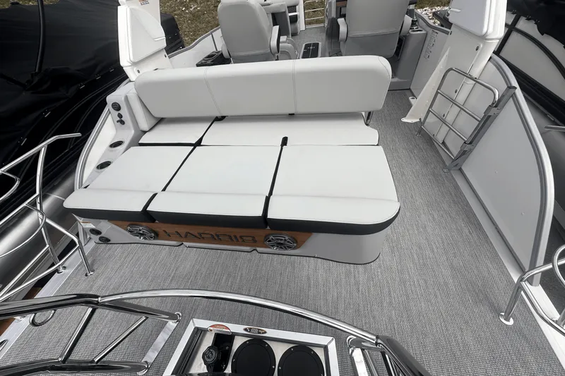 Slide: The Image of Harris Grand Mariner 250 2025 - 17