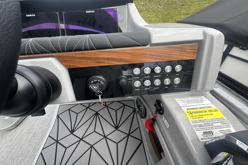 Slide: The Image of Harris Grand Mariner 250 2025 - 24