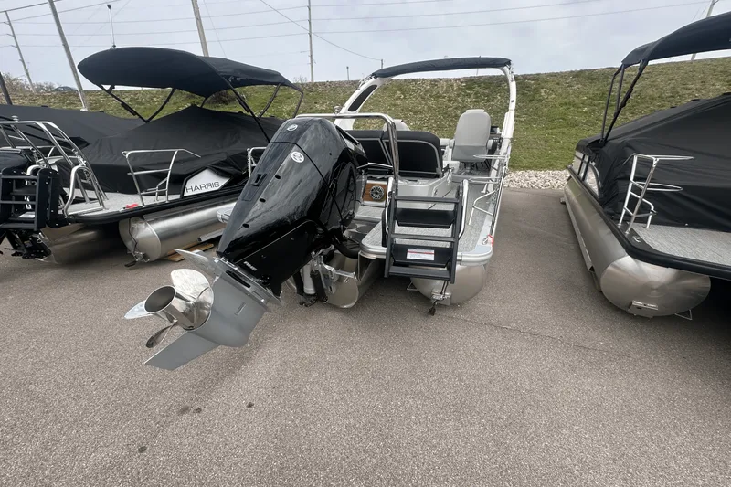 Slide: The Image of Harris Grand Mariner 250 2025 - 3