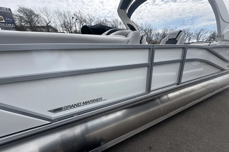 Slide: The Image of Harris Grand Mariner 250 2025 - 5
