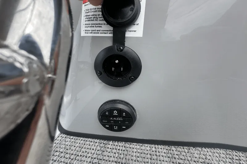 Slide: The Image of Harris Grand Mariner 250 2025 - 7