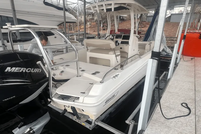 Slide: The Image of Boston Whaler 24 DAUNTLESS 2021 - 1