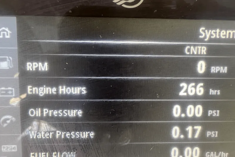 Slide: The Image of Boston Whaler 24 DAUNTLESS 2021 - 11