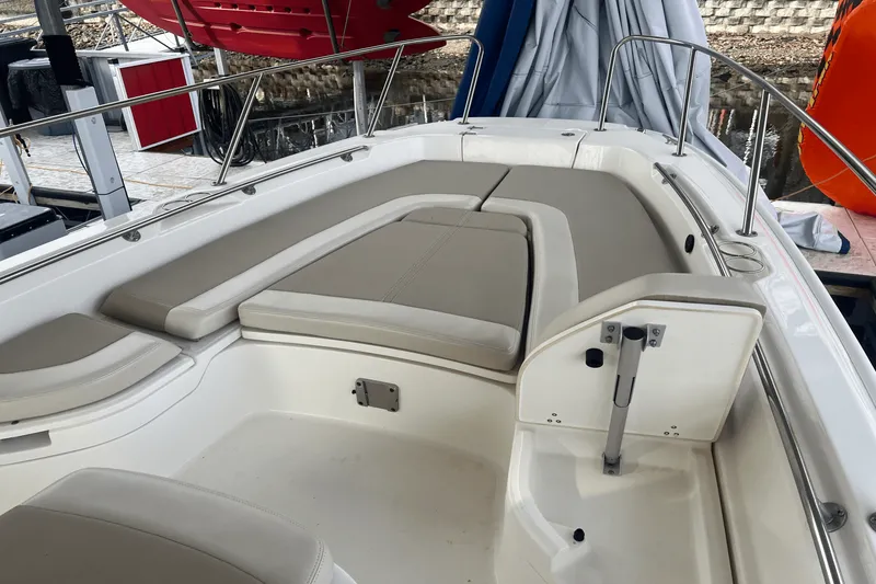 Slide: The Image of Boston Whaler 24 DAUNTLESS 2021 - 12