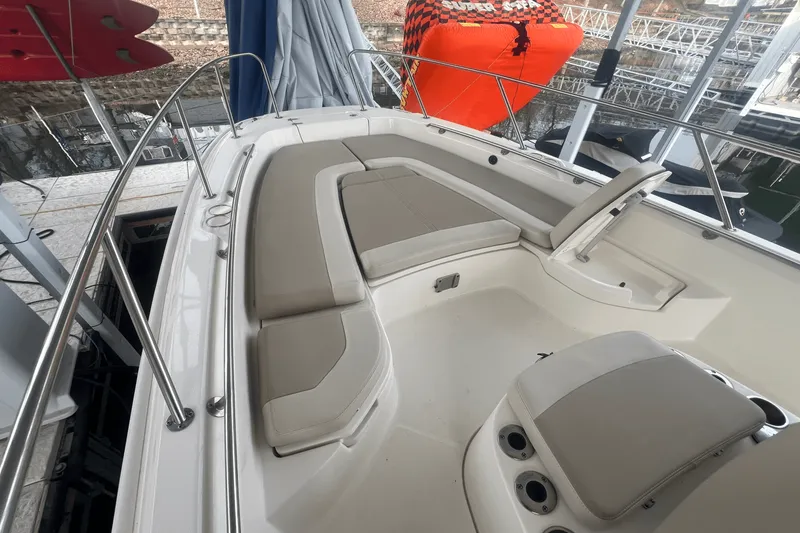 Slide: The Image of Boston Whaler 24 DAUNTLESS 2021 - 13
