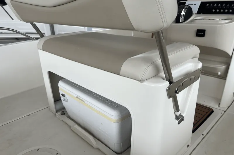 Slide: The Image of Boston Whaler 24 DAUNTLESS 2021 - 18