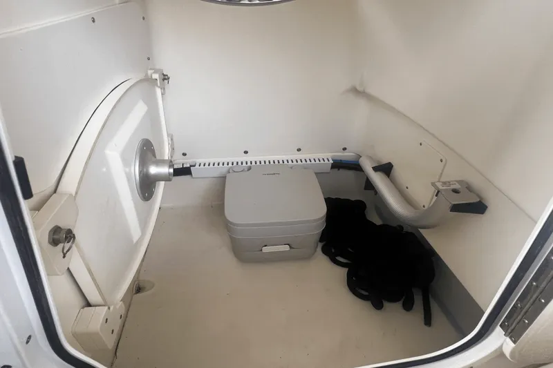 Slide: The Image of Boston Whaler 24 DAUNTLESS 2021 - 19