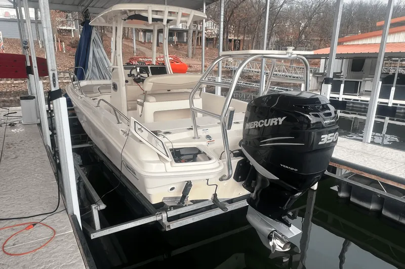 Slide: The Image of Boston Whaler 24 DAUNTLESS 2021 - 2