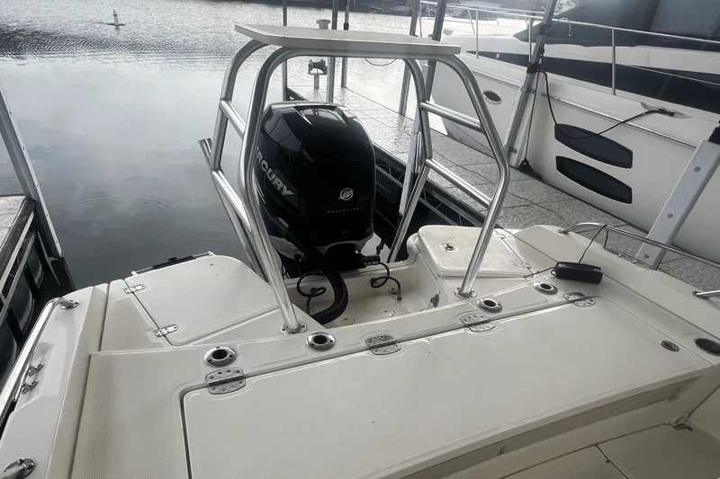 Slide: The Image of Boston Whaler 24 DAUNTLESS 2021 - 20