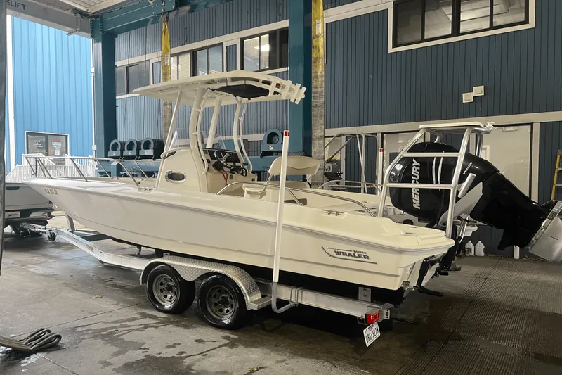 Slide: The Image of Boston Whaler 24 DAUNTLESS 2021 - 3