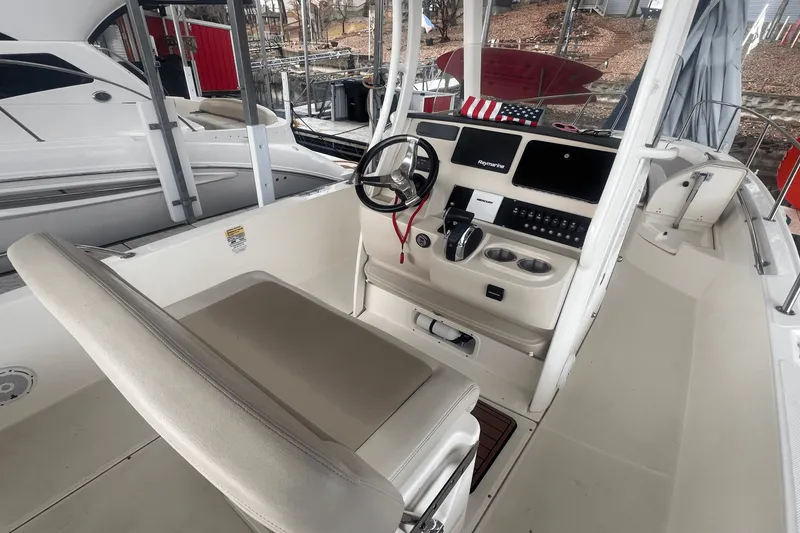 Slide: The Image of Boston Whaler 24 DAUNTLESS 2021 - 4