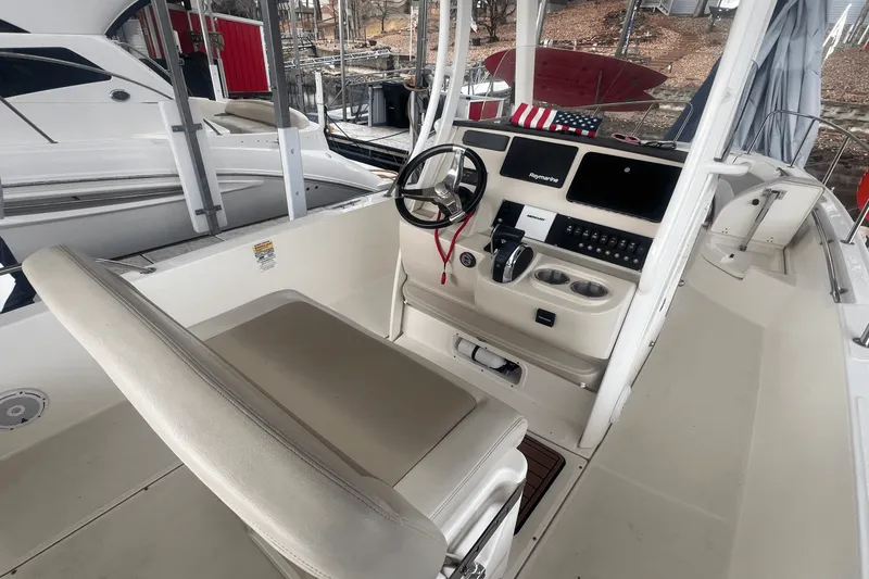Slide: The Image of Boston Whaler 24 DAUNTLESS 2021 - 5