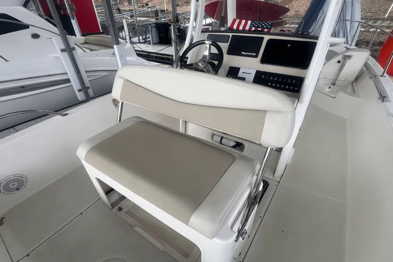 Slide: The Image of Boston Whaler 24 DAUNTLESS 2021 - 6