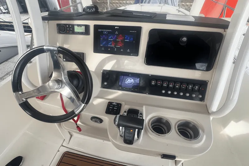 Slide: The Image of Boston Whaler 24 DAUNTLESS 2021 - 7