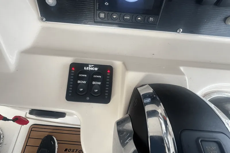 Slide: The Image of Boston Whaler 24 DAUNTLESS 2021 - 8