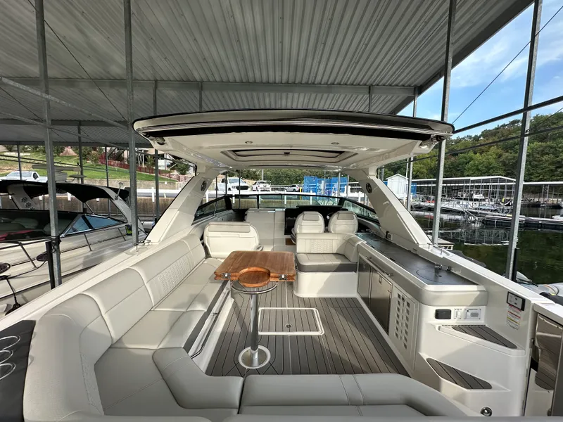 Slide: The Image of Sea Ray 400 SLX 2022 - 1