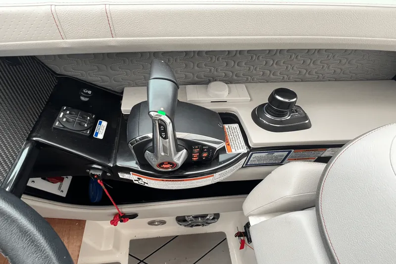 Slide: The Image of Sea Ray 400 SLX 2022 - 10