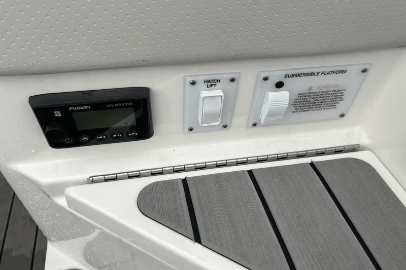 Slide: The Image of Sea Ray 400 SLX 2022 - 11