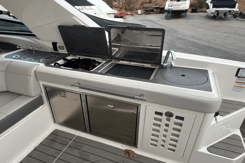 Slide: The Image of Sea Ray 400 SLX 2022 - 15