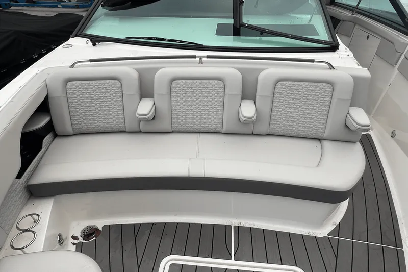 Slide: The Image of Sea Ray 400 SLX 2022 - 19