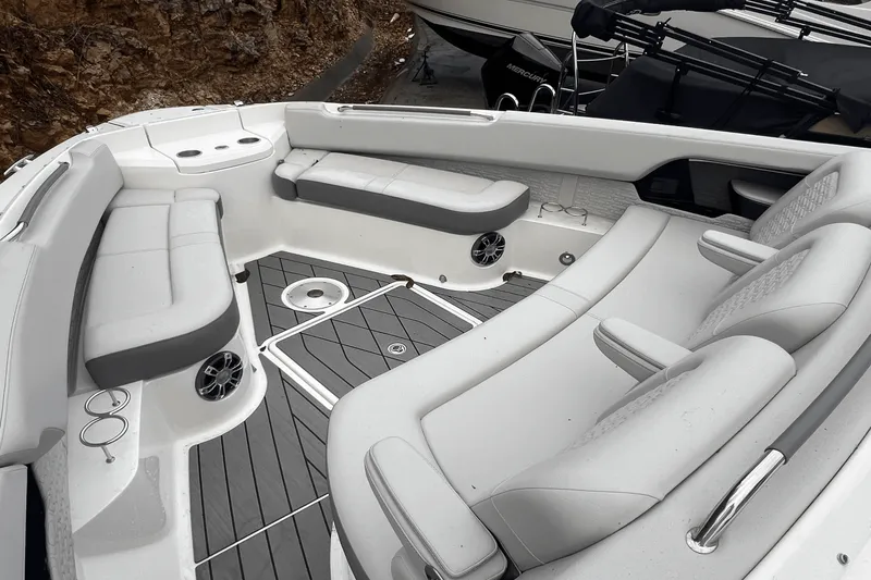 Slide: The Image of Sea Ray 400 SLX 2022 - 21