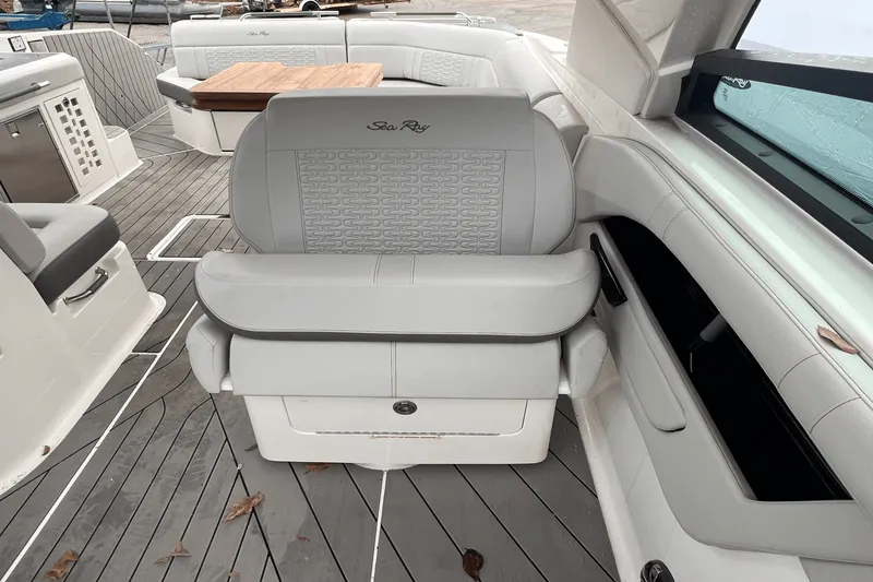 Slide: The Image of Sea Ray 400 SLX 2022 - 22