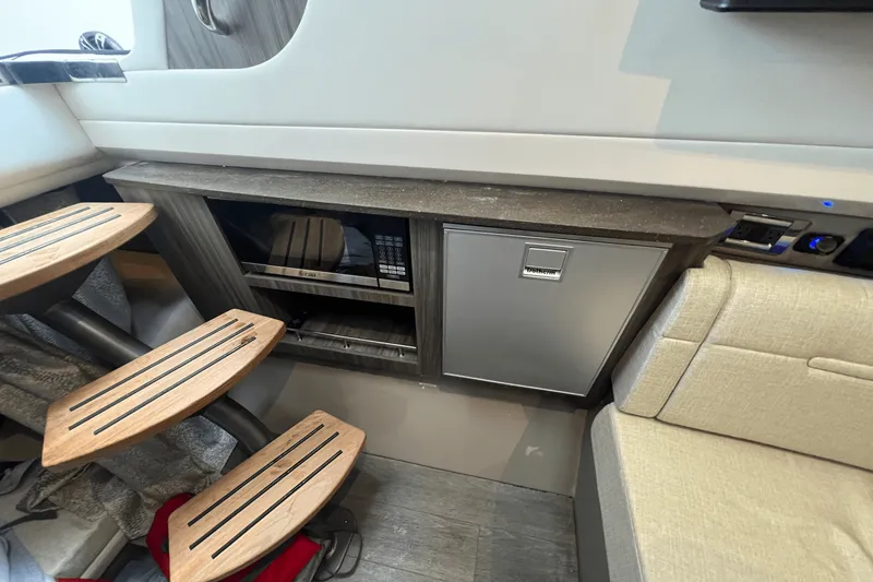 Slide: The Image of Sea Ray 400 SLX 2022 - 24